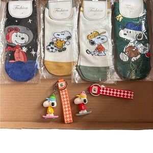 Snoopy Socks and Keychain will
Fit kids & womens up to size 10